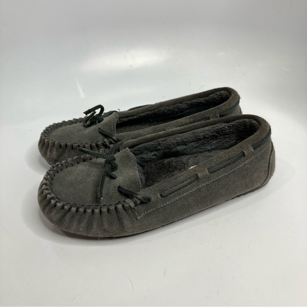 Minnetonka moccasins gray fur lined size 6